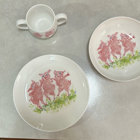 TIFFANY & CO. 3 DANCING PIGS FINE BONE CHINA BABY SET VINTAGE MADE IN ENGLAND - Picture 1 of 3
